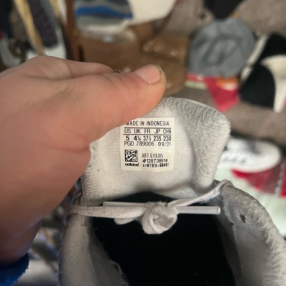 White Adidas Shoes Size 5Y or Womens 6.5 - Picture 2 of 2